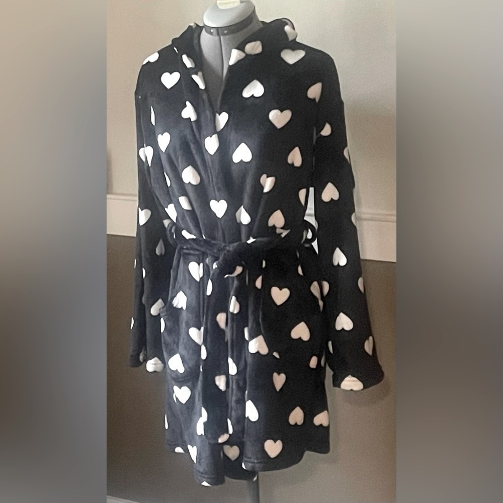 Sleep Riot Soft Cozy Bathrobe Size Small Black w White Hearts Hood Belt Pockets